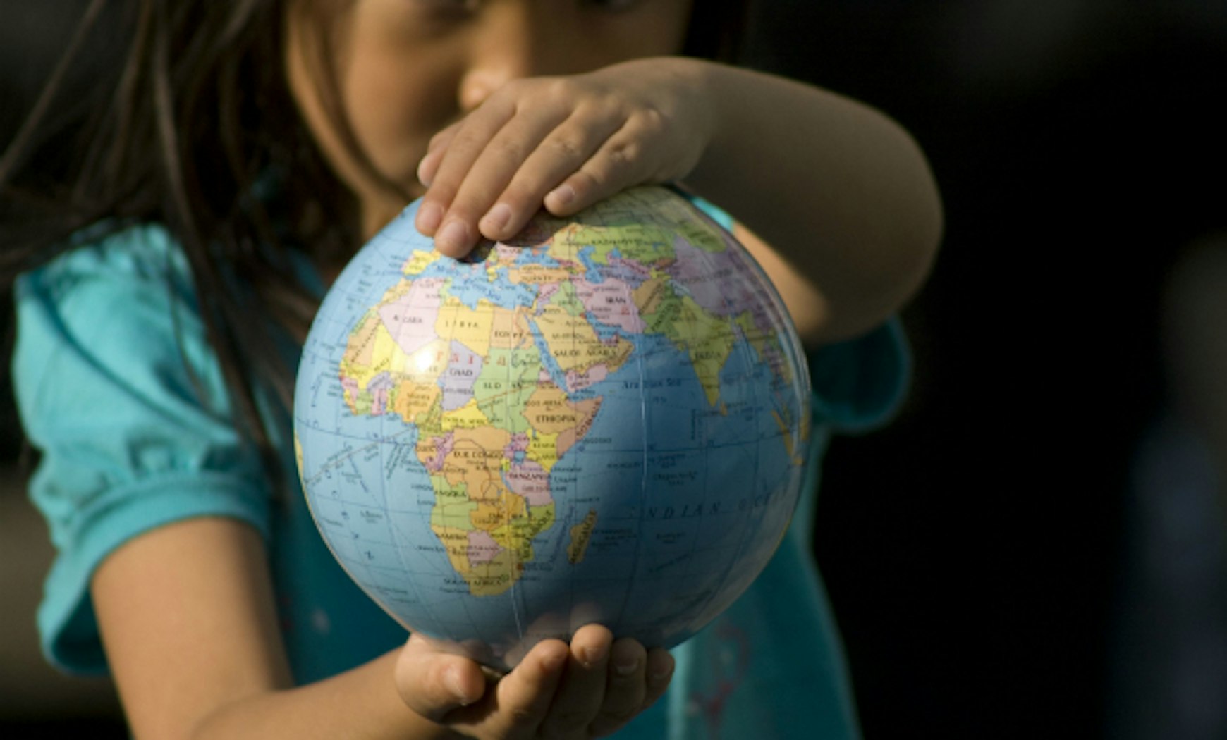 Ребенок в мире экономики. Глобус для детей. Девочка с глобусом. Планеты для детей. Человек с глобусом.
