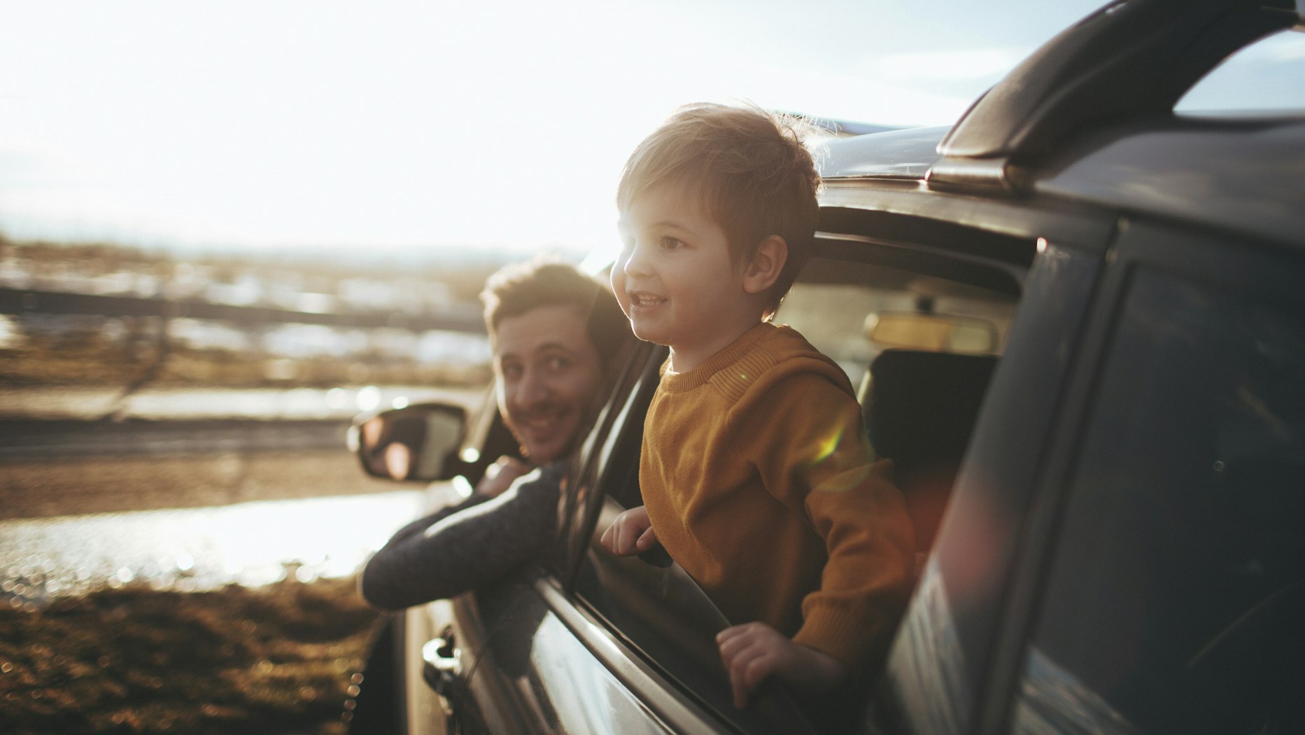 Дорога к отцу 2023. Семья в машине. Папа и ребенок на дороге. Папа и ребенок в машине. Отец и сын дорога.