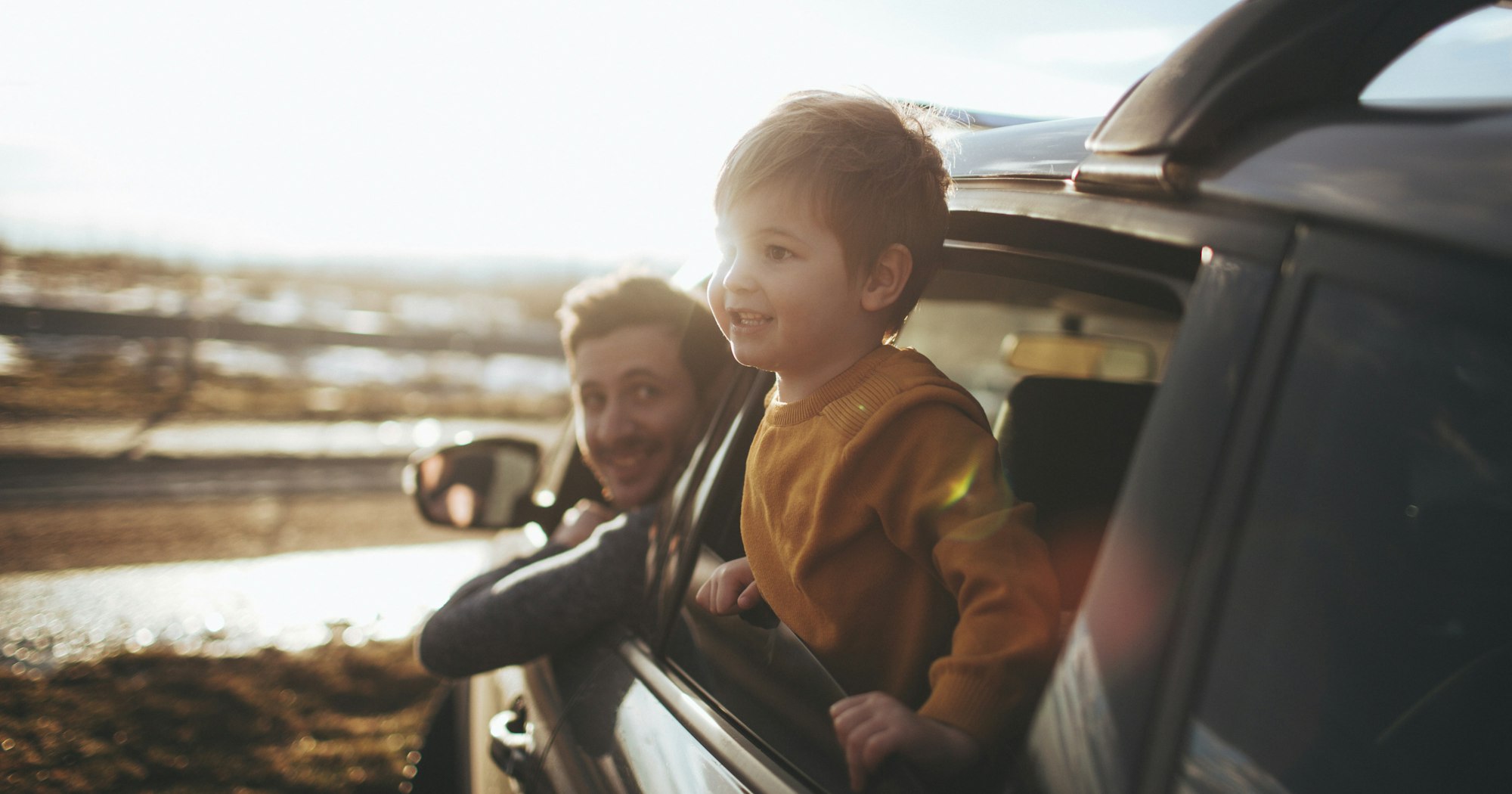 Отец и сын музыка. Семья в машине. Папа и ребенок на дороге. Папа с ребенком в машине. Машина отца.