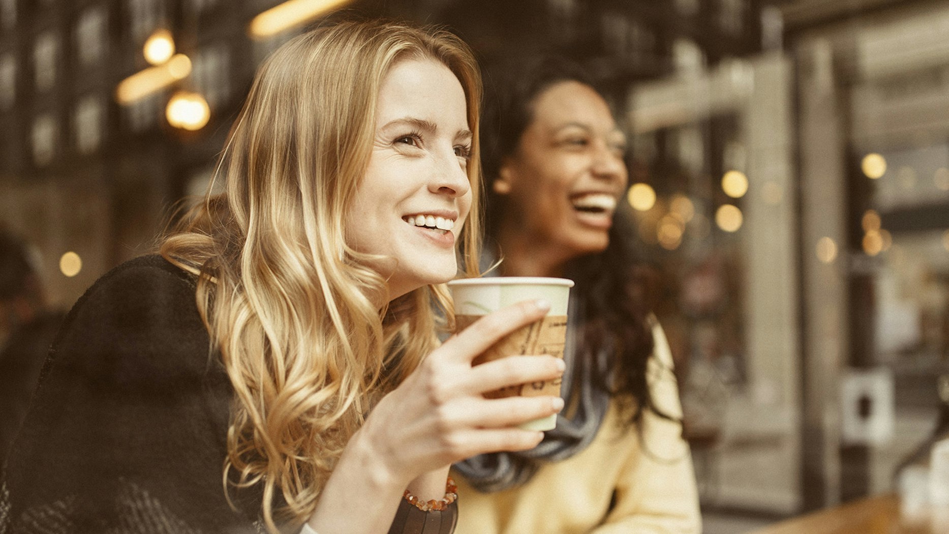 Drinking coffee. Люди в кофейне. Девушка в кофейне. Пить кофе. Девушка пьет кофе.