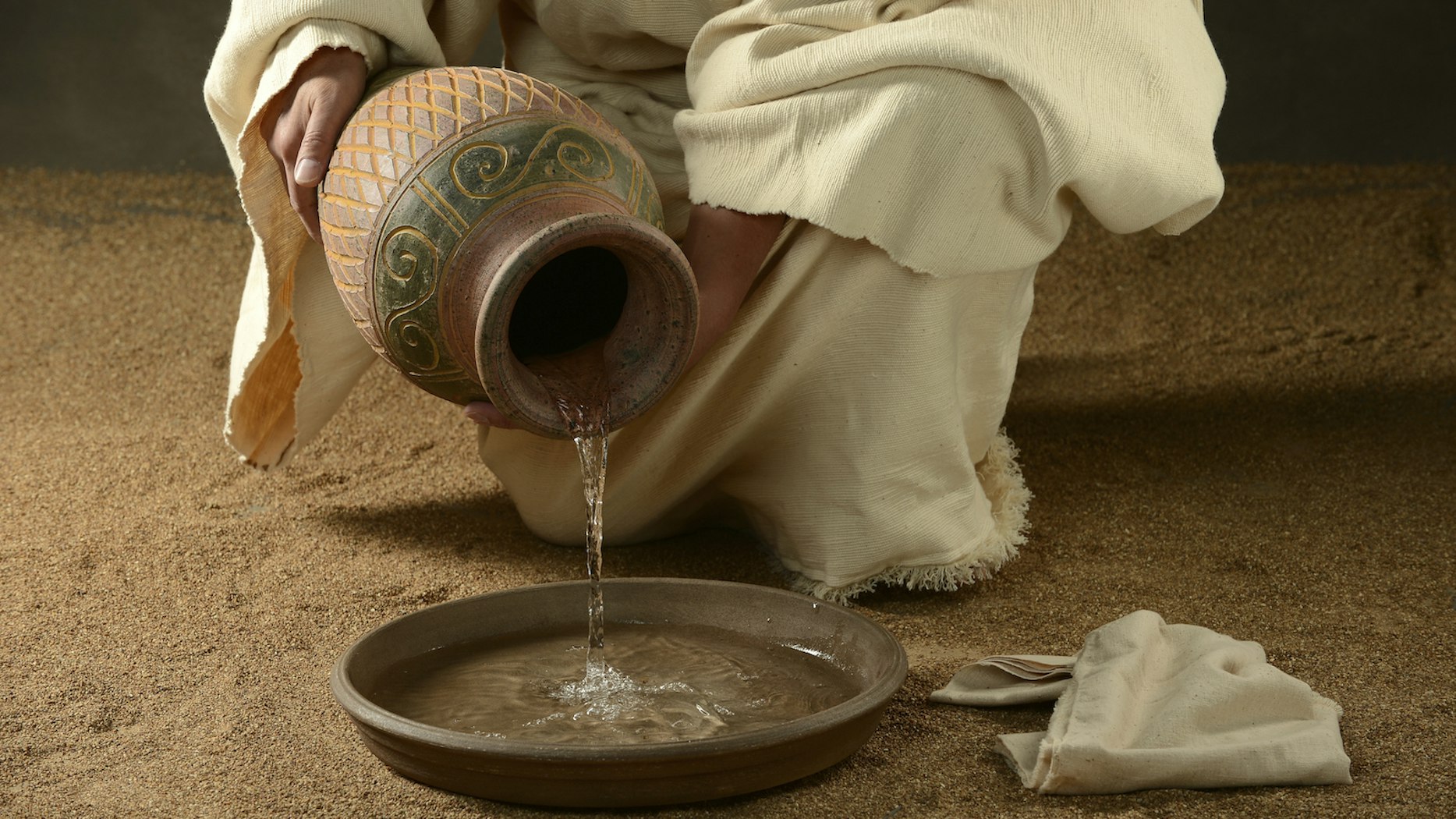 Drink offering. Глина в воде. Вода из кувшина. Жёлтая глина вода и соль. Дождь вода глина.