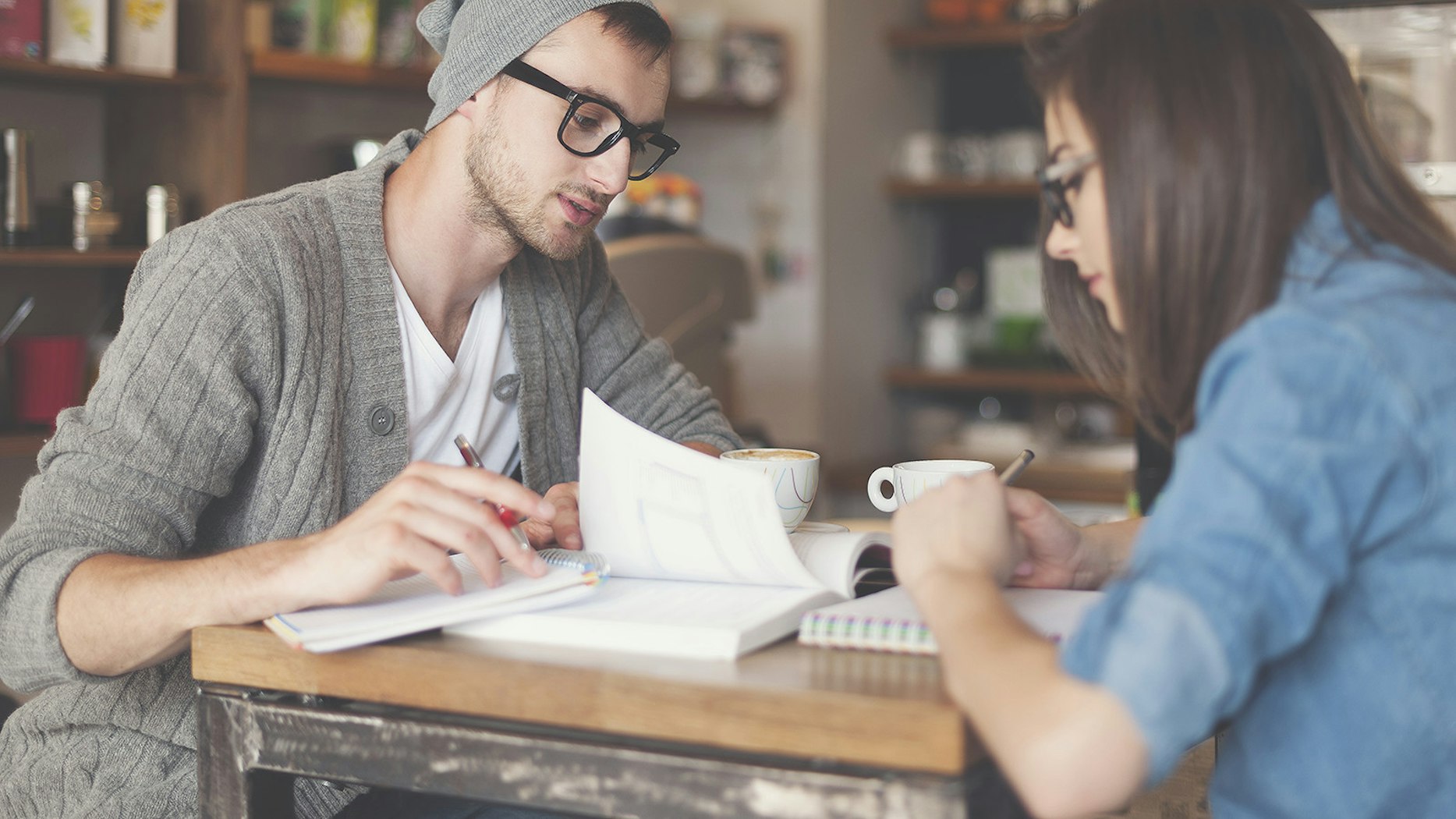 Is devoted to the study. Студенты. Студенты в кафе. Учеба в кафе. Молодежь в кофейне.